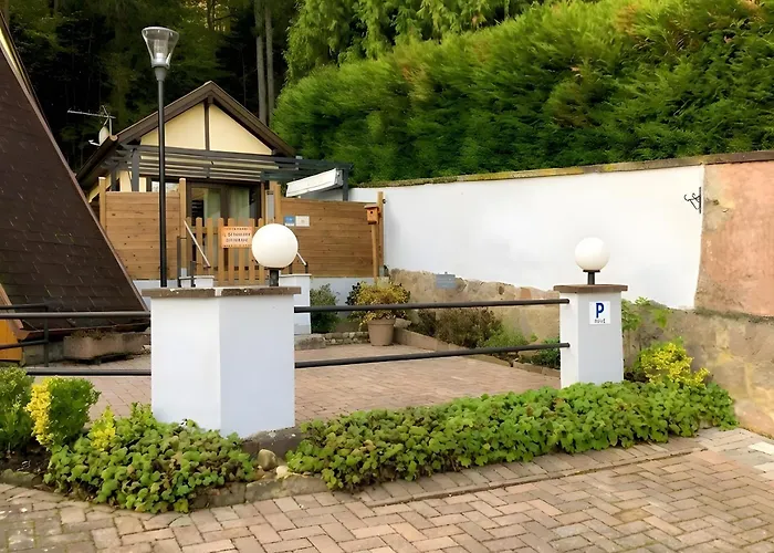 La Petite Maison Des *